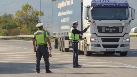 Пътна полиция ще проверява камиони и автобуси