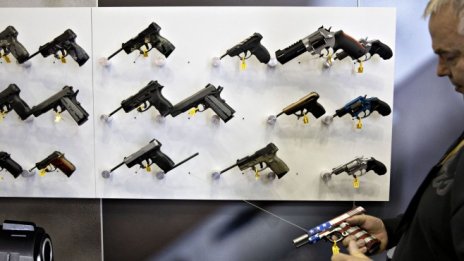 Защо американците се втурнаха да купуват оръжия?