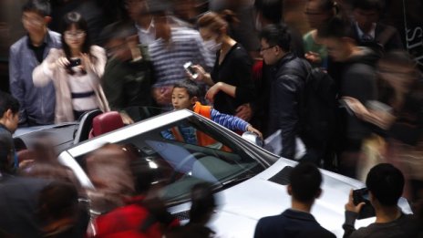 Производители на премиум автомобили намаляват цените в Китай 