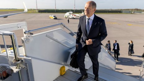 Не на зависимостта: Speed dating* на Олаф Шолц в Азия