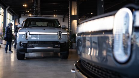 Rivian записа първа тримесечна печалба, но представи помрачени перспективи за 2025 г.