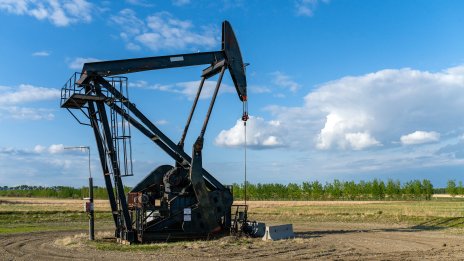 Петролът поскъпва поради напрежението в Европа и Близкия изток*