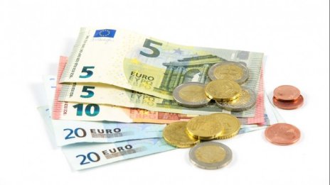 Домакинствата отделят все повече за данъци