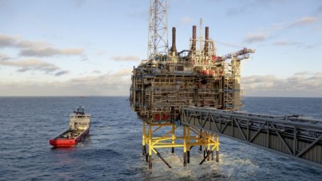 Петролът поевтинява в очакване на данни за нефтените платформи в САЩ