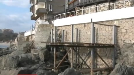 Жители на Созопол недоволстват заради строеж върху скалите