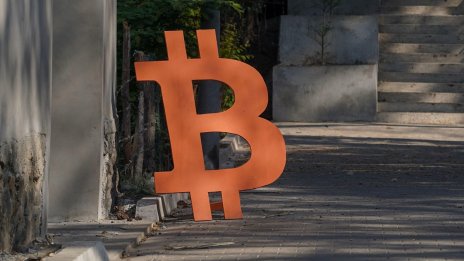 Цената на биткойна се стабилизира, след като потъна заради атаката срещу Израел