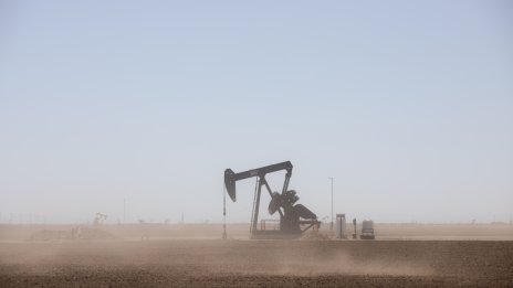 Силният долар и слабата китайска икономика прекъсват поскъпването  на петрола*