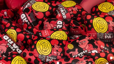 Биткойнът продължава да си връща позиции, минавайки прага от 57 хил. долара