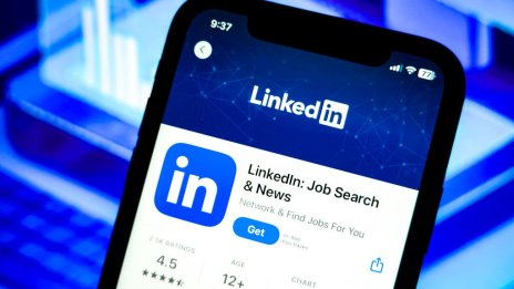Потребители съдят LinkedIn за използване на лична информация за AI обучение