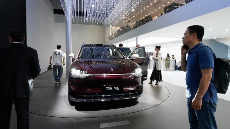 Лидерът при луксозните автомобили в Китай планира листване в Хонконг