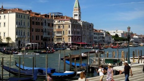 Жителите на Венеция излязоха на протест с куфари