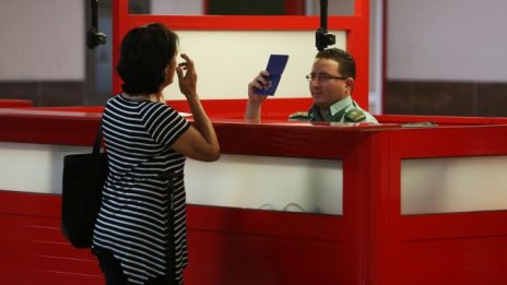 Гражданите на ЕС ще влизат само с паспорт във Великобритания от есента на 2021 г.