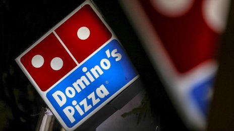 Въпреки бума на търсенето на пица тримесечната печалба на Domino's разочарова