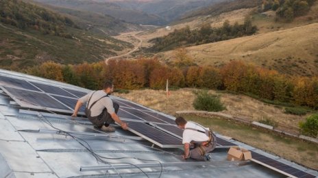 Планински хижи експериментират със слънчеви панели