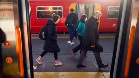 Ръстът на заплатите във Великобритания набра скорост, но изостава от инфлацията