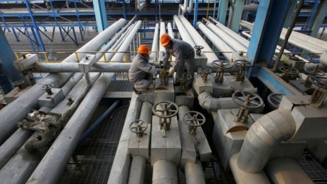 Петролът започва седмицата с по-ниски цени под натиска на търговските войни*