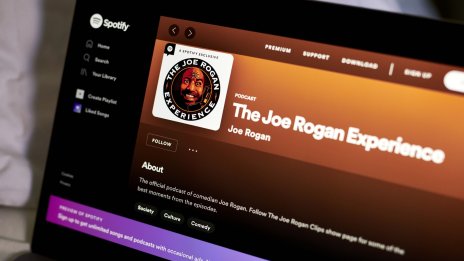 Spotify подписа нова сделка с Джо Роугън