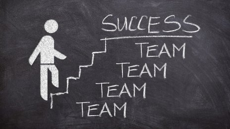 Как български ученици станаха пети със своя бизнес казус на Международната олимпиада по икономика