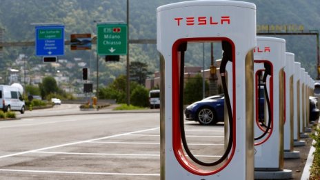 Tesla пусна първия си голям склад за съхранение на ток в Европа