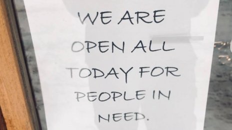 Шотландската кафе верига, която изгражда селища за бездомни