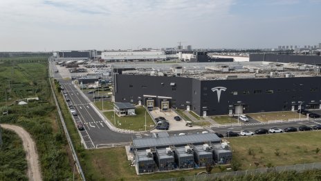 Продажбите на произведени в Китай електромобили на Tesla се свиват за осми пореден месец