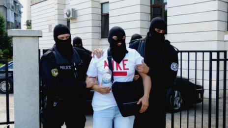 Още трима души са задържани във връзка с имейли и SMS-и срещу банките