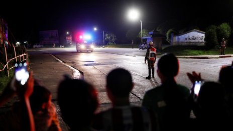 Всички 12 момчета и техният треньор, блокирани в пещерата в Тайланд, са спасени