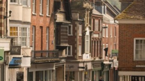 Британската икономика се свива с рекордните над 20% през април