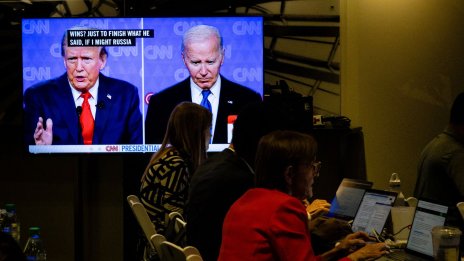 Колебливото представяне на Байдън на дебата с Тръмп повдига въпроси за замяната му