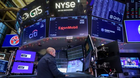 Dow и S&P 500 се отдръпват от рекордните си стойности*