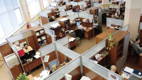 Безработицата удължава спада си и през август