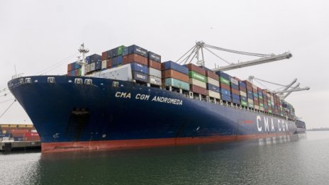 Търговският дефицит на САЩ се свива за пръв път от юли насам