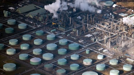 Петролът поскъпва с около 1% на фона на напрежението в Близкия изток*