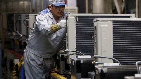 Индустриалното производство в Япония се свива с най-бърз темп от февруари
