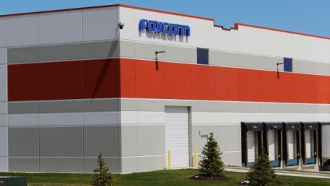 Изпадналият в немилост завод за дисплеи на Foxconn търси свеж капитал