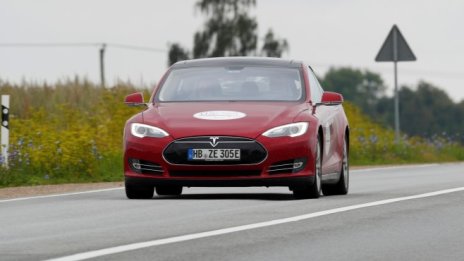 Tesla тества модифицирана версия на Model S с три мотора