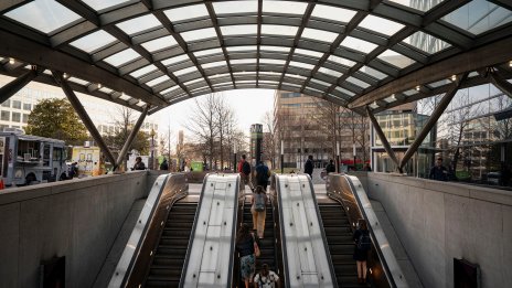 Броят на американците, получаващи помощ при безработица, скача повече от очакваното