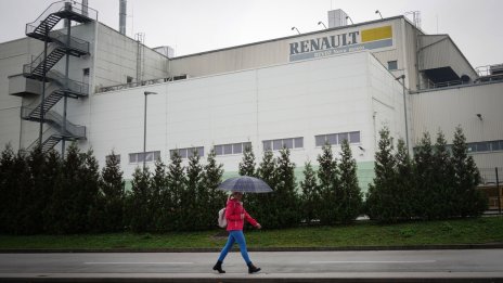 Renault преразглежда цените си в света след отстъпките при Tesla