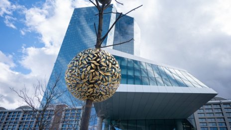 Как инвестират шефовете на ЕЦБ своите пари? Не много устойчиво