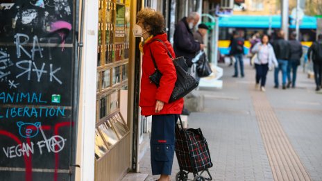 Почти 40% от българите трудно свързват двата края