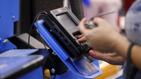 Печалбата на Visa скача благодарение на ръста на разходите по карти