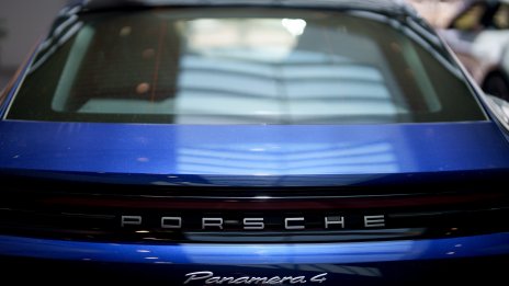 Продажбите на Porsche се свиват през първото полугодие, засегнати от отлива в Китай