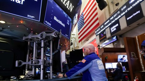 Атаката на Тръмп срещу Фед повлича Dow с над 300 пункта надолу*