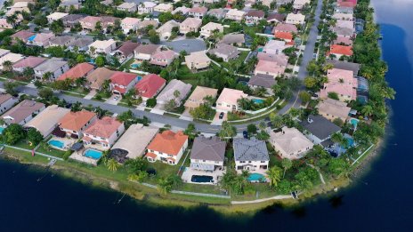 Броят на жилищата, обявени за продажба в САЩ, спада до рекордно дъно през май