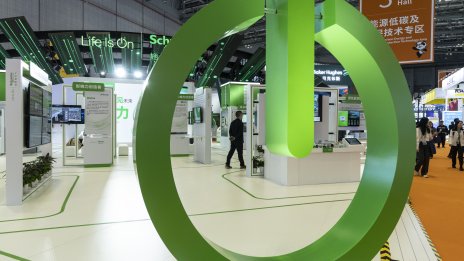 Schneider Electric се разширява в изкуствения интелект с придобиване за 22 млрд. долара