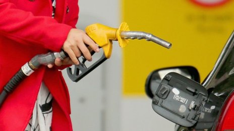 КЗК проверява защо горивата не поевтиняха с повече заради срива на петролните цени