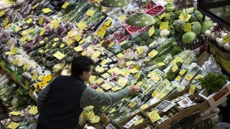 За Японската централна банка е все по-трудно да пренебрегва инфлацията при храните
