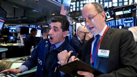 Dow изтри над 350 пункта в очакване на задълбочаване на търговската война