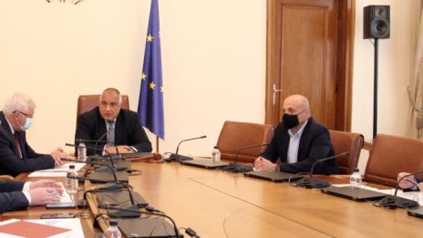 Кабинетът в оставка се засипа със самопохвали