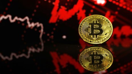 Цената на биткойна удари триседмично дъно